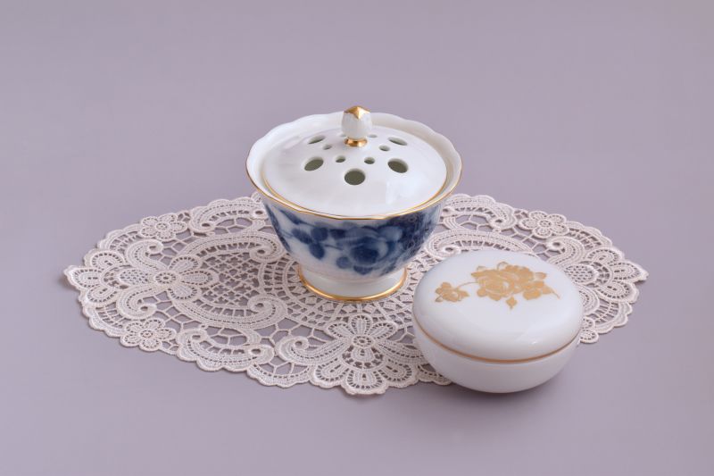 【特別限定セット】香十オリジナル数量限定販売 香炉ブルーローズ・香合ゴールドローズ(大倉陶園)、お香揃、レース敷物(近澤レース店)セット