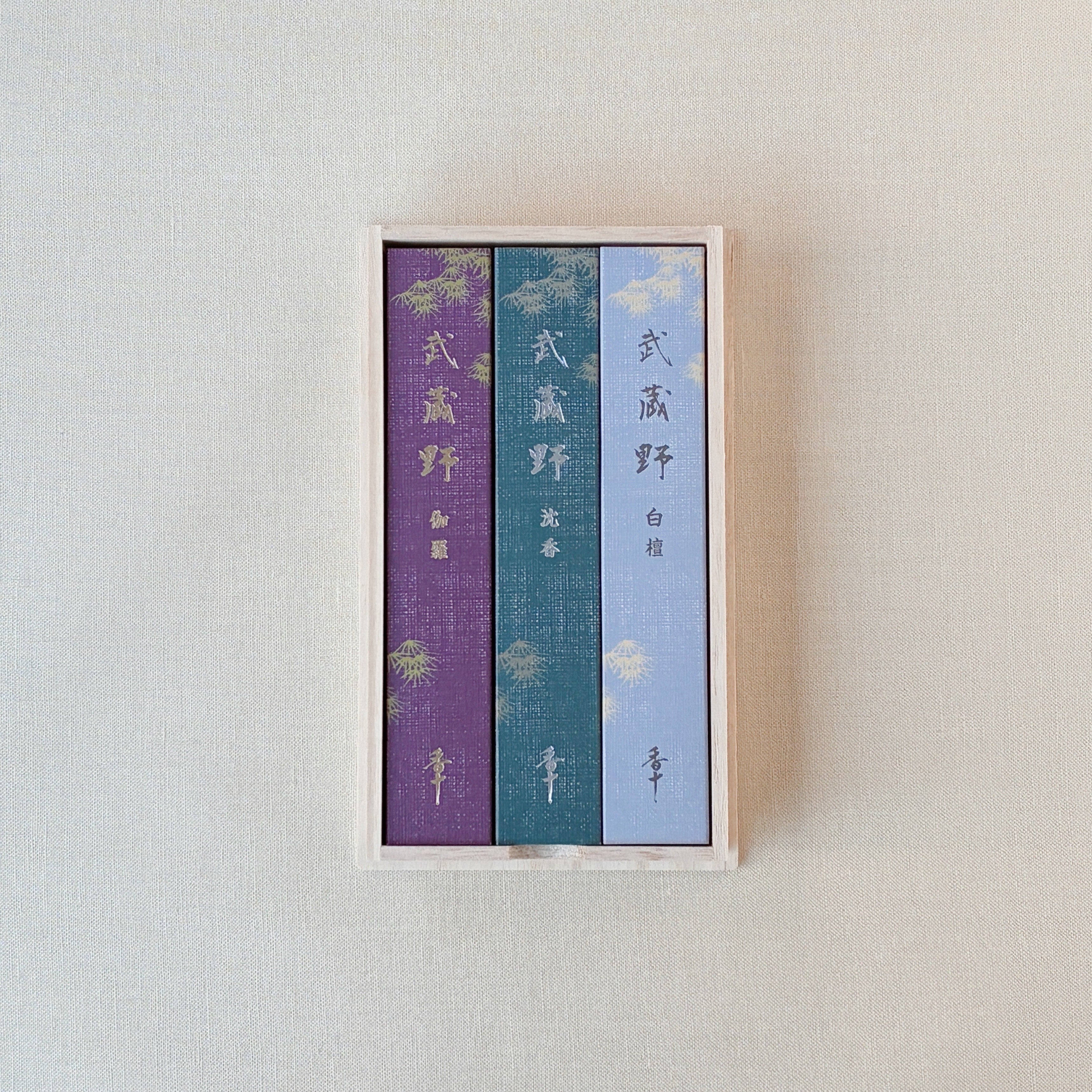 武蔵野 桐箱進物 三種揃え(伽羅1・沈香1・白檀1) – 香十オンラインショップ