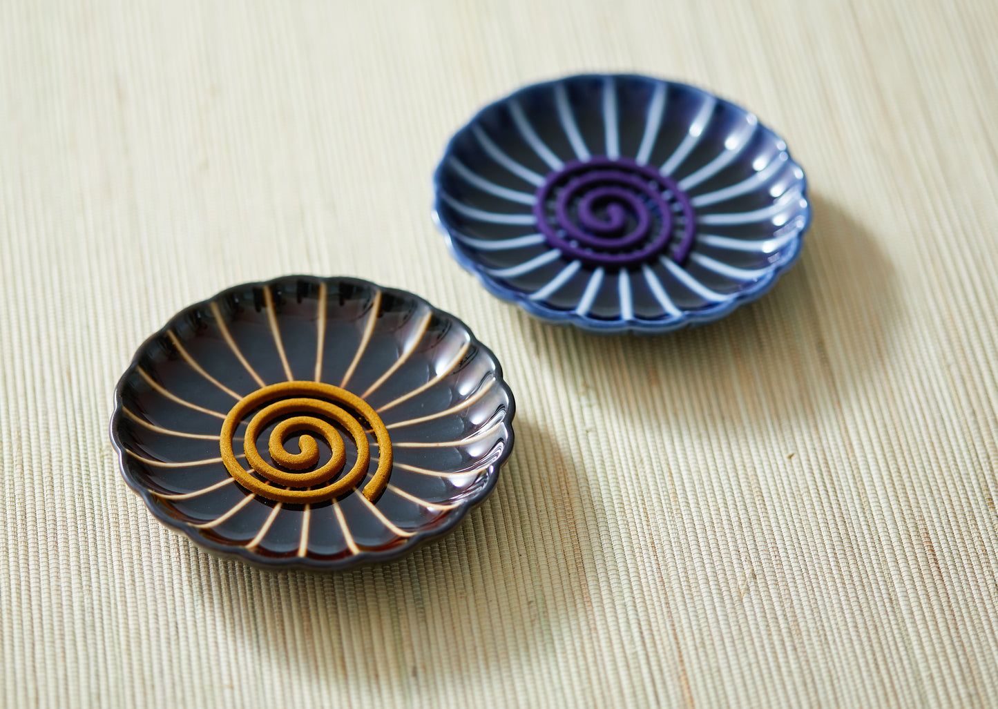お香皿　ぎやまん陶　茄子紺ブルー大（四寸皿）黒梅香立付