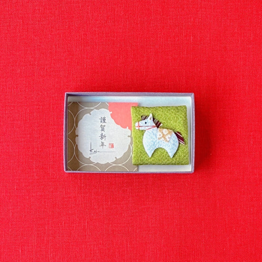 【ネコポス対応可】名私香「謹賀新年」と押絵名私香ケース「干支午」黄緑（のし付）