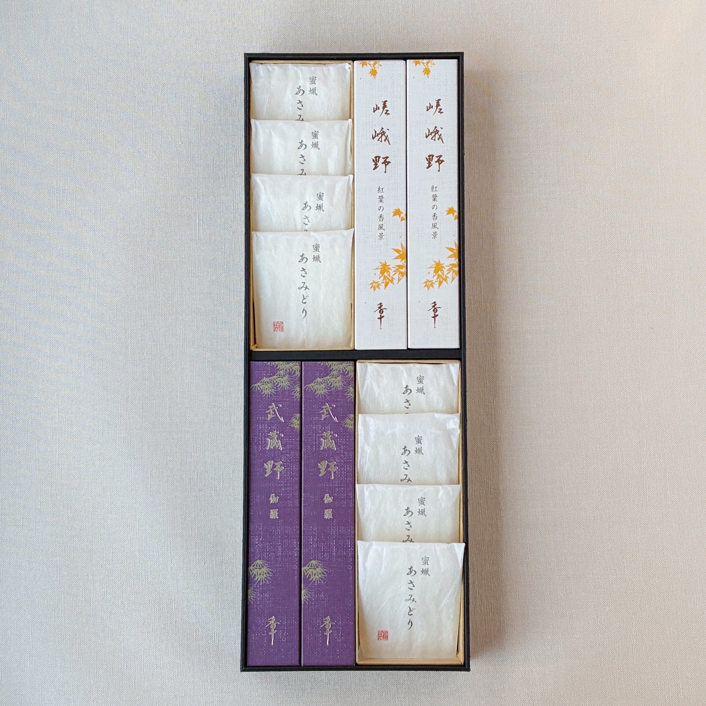 【選べる「嵯峨野」】＆武蔵野 伽羅 黒箱進物 二種揃え(お線香&蜜蝋入ろうそく)