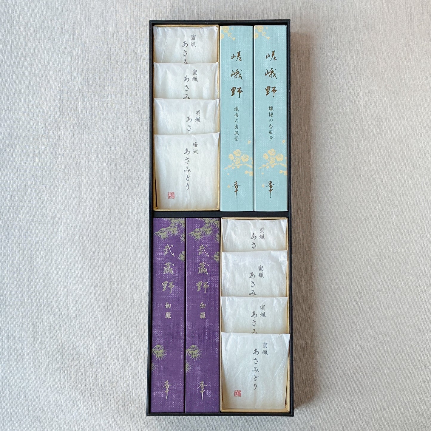 【選べる「嵯峨野」】＆武蔵野 伽羅 黒箱進物 二種揃え(お線香&蜜蝋入ろうそく)