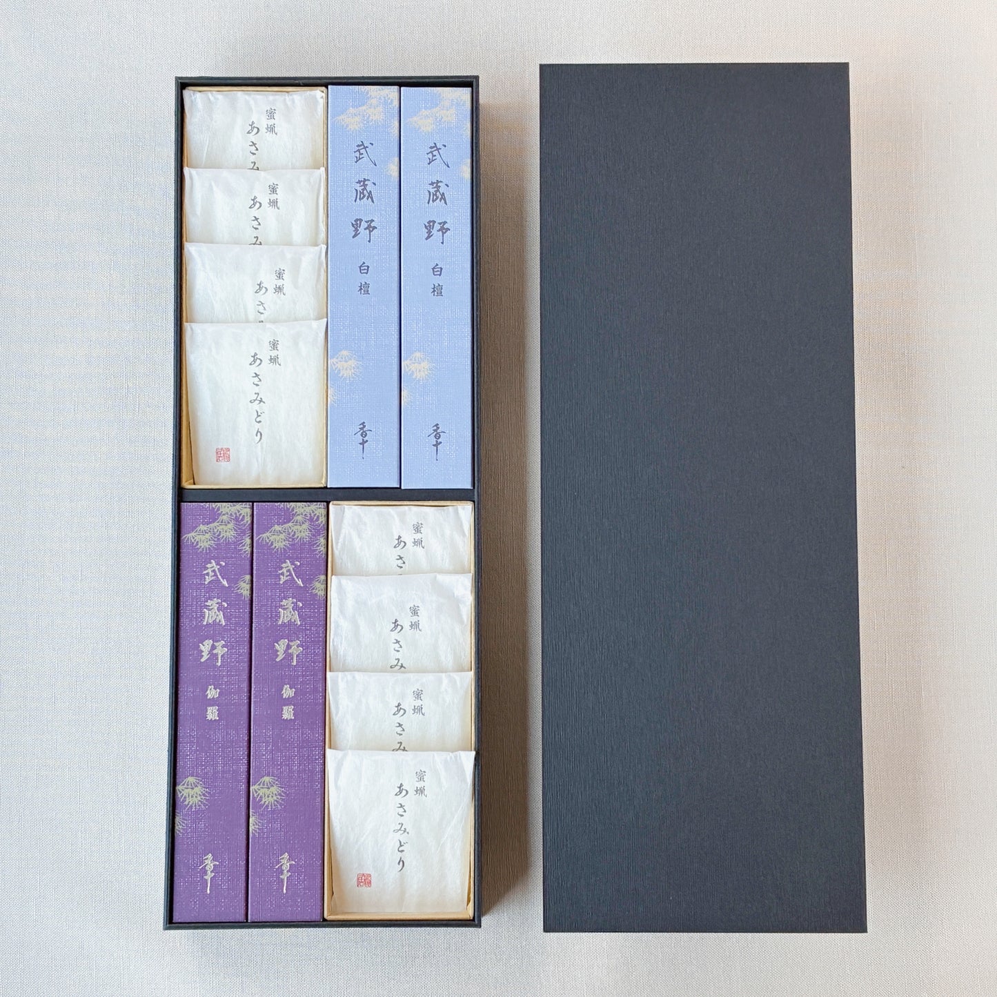 武蔵野　黒箱進物　二種（白檀・伽羅）揃え(お線香&蜜蝋入ろうそく)